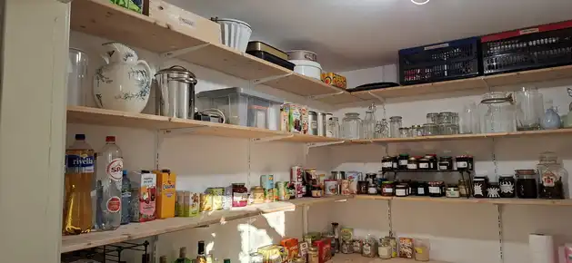 Voor en Na: Voorraadkast op de boerderij georganiseerd - Kom op Orde - Professional organizing