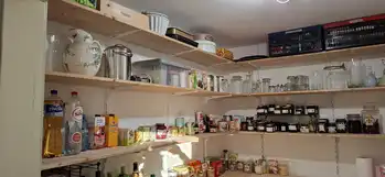 Voor en Na: Voorraadkast op de boerderij georganiseerd Kom op Orde - Professional organizing