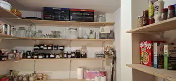 Voor en Na: Voorraadkast op de boerderij georganiseerd Kom op Orde - Professional organizing